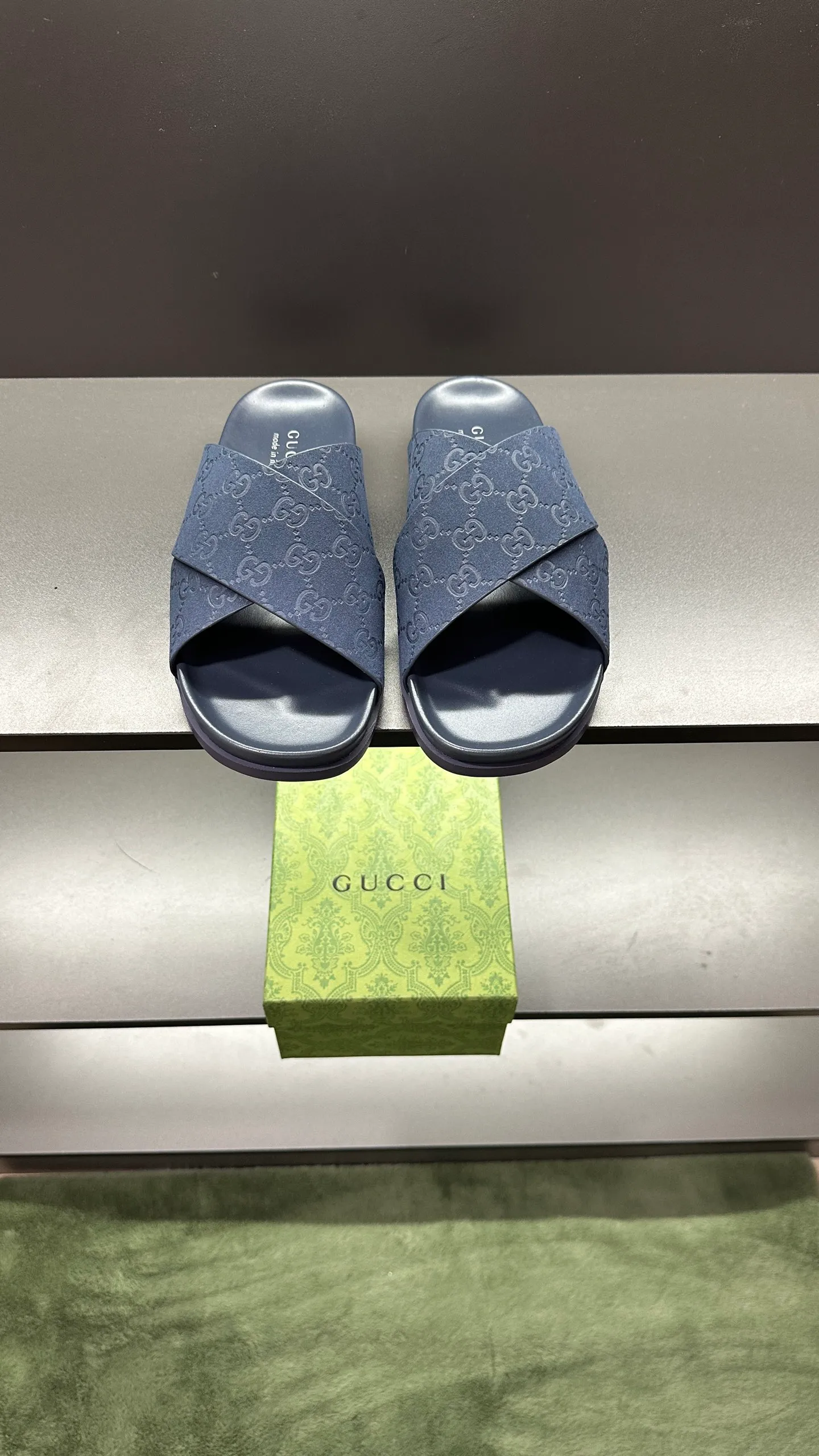 [G Home New Style] P: 300💰Men's size 39~45, (46. Customized) This slipper is made of GG polyester fiber and is decorated with a Gucci label on the front, which adds a striking logo feel to the style. "Gucci Made in Italy" stamped label Rubber sole Flat Made in Italy
